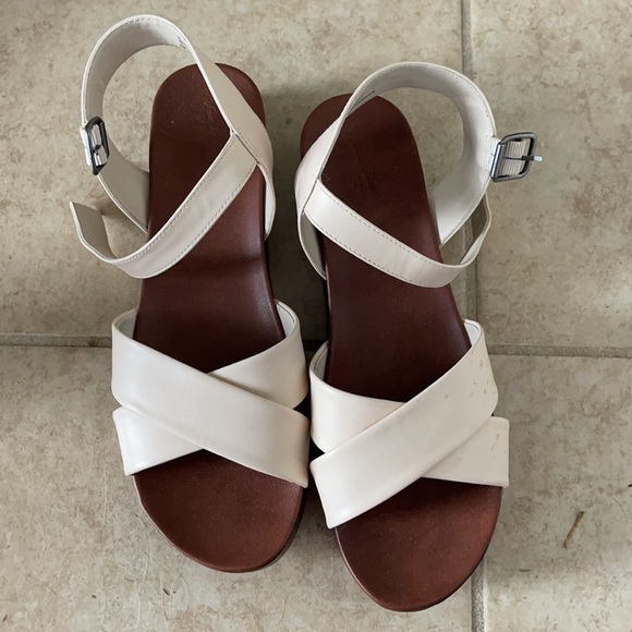 Universal Threads white Platforms - Picture 2 of 4